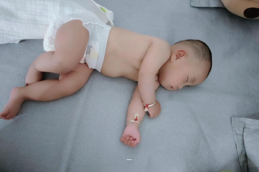 江山宝宝突然很多眼屎